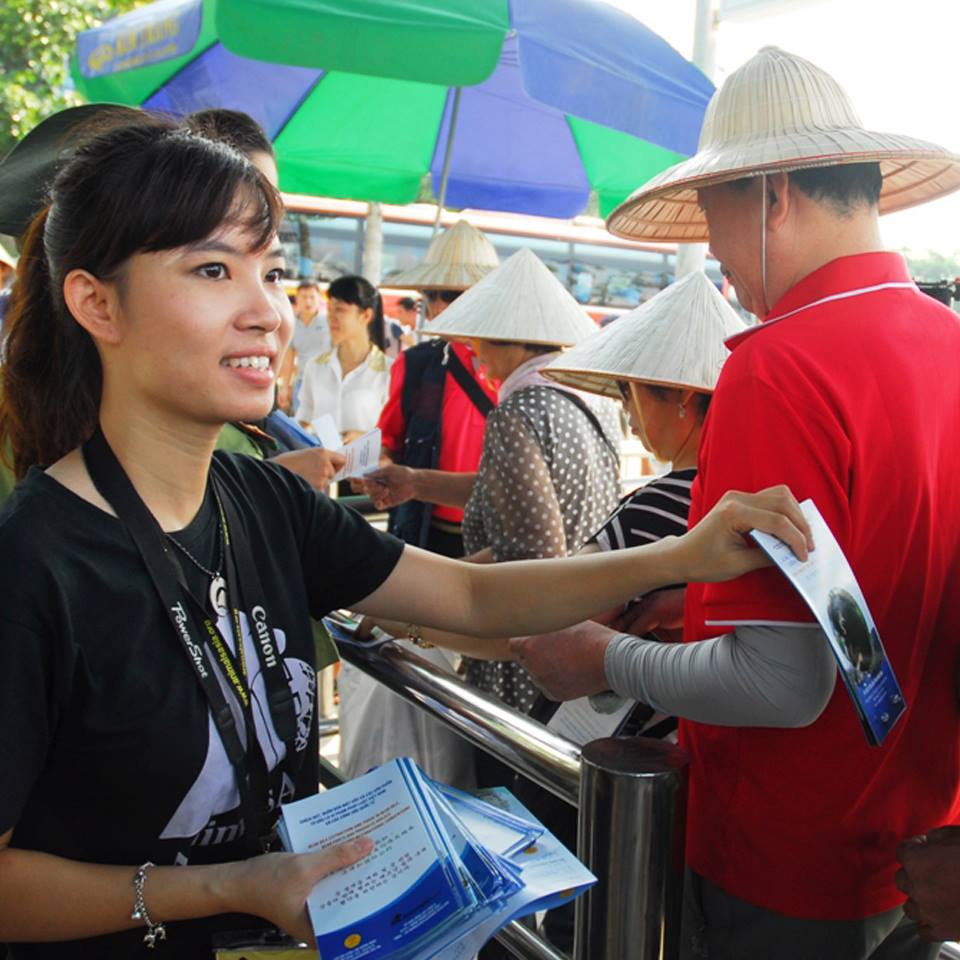 Warning tourists in Halong City