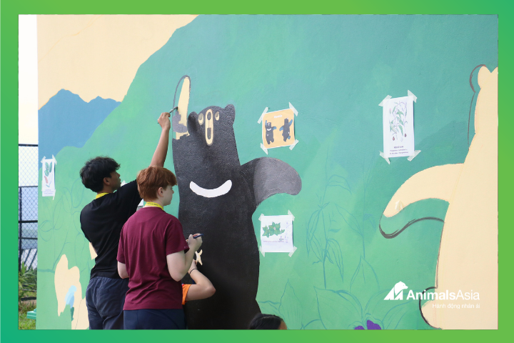 Students helped painting a mural